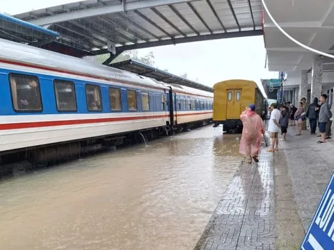 Đường sắt dừng tàu khách, khẩn cấp giữ cầu Luật Lễ