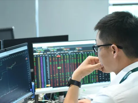 Cổ phiếu tăng nóng bị bán mạnh