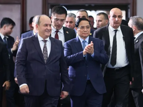 Từ trồng chè tới sản xuất chip: Thủ tướng kêu gọi doanh nghiệp Việt đầu tư vào nền kinh tế 260 tỷ USD