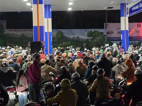 Người dân Đà Lạt ùn ùn đi đổ xăng trong đêm