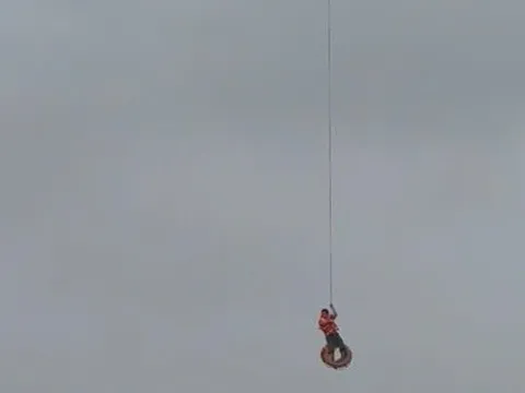 CLIP: Dùng máy bay không người lái cứu 1 người bị lật thuyền