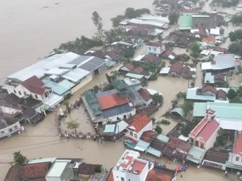 Toàn cảnh mưa lũ Nam Trung bộ: Hàng vạn nhà ngập sâu, dân dỡ ngói ngoi lên cầu cứu