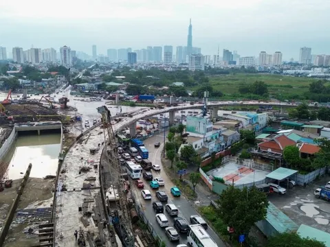 Ngổn ngang ở công trường nút giao hơn 3.400 tỷ chậm tiến độ tại TPHCM