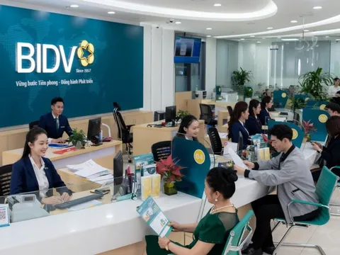 Biên lãi ròng ngân hàng tiếp tục chịu áp lực cuối năm