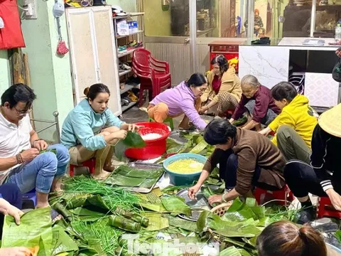 Người dân Quảng Ngãi nổi lửa sáng đêm nấu bánh chưng, soạn thực phẩm gửi vùng lũ