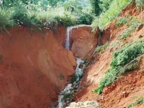 Cận cảnh đường đứt gãy tạo hố sâu 35m, cả thôn ở Quảng Ngãi bị chia cắt