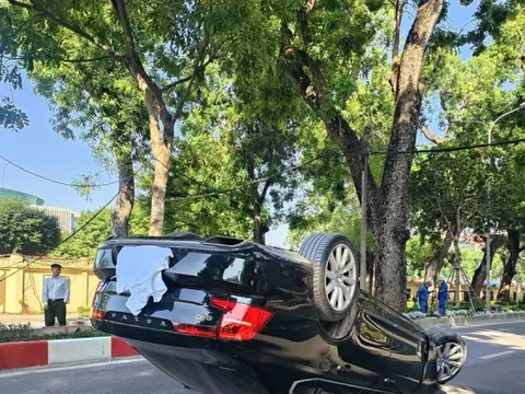 Hà Nội: Ô tô lật ngửa trên đường Hoàng Diệu sau khi đâm dải phân cách
