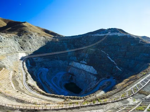 Phát hiện vật liệu thay thế đất hiếm: Lối thoát nào cho ngành xe điện thế giới giữa 'cơn khát' nguồn cung từ Trung Quốc?