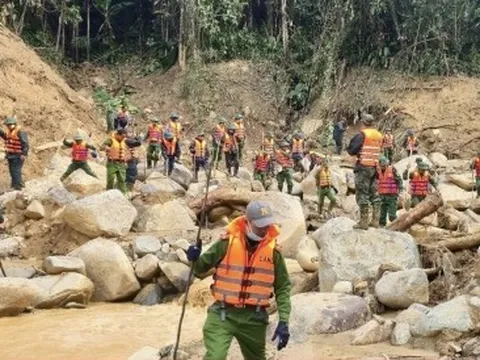 Hơn 100 người bám hiện trường sạt lở núi, tìm 2 nạn nhân mất tích