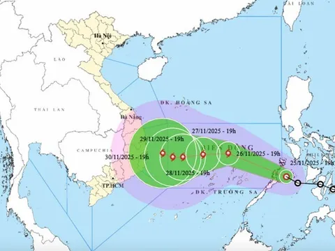 Áp thấp nhiệt đới mạnh thành bão, 2-3 giờ tới đi vào Biển Đông