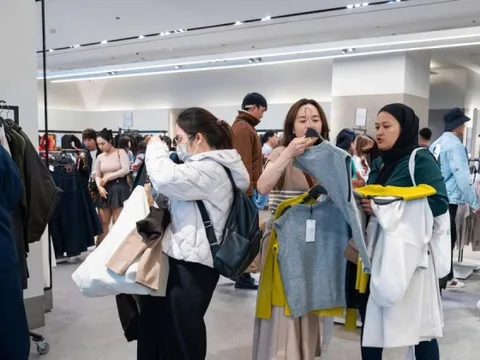 Chen chân 'săn sale' Black Friday từ sáng đến đêm