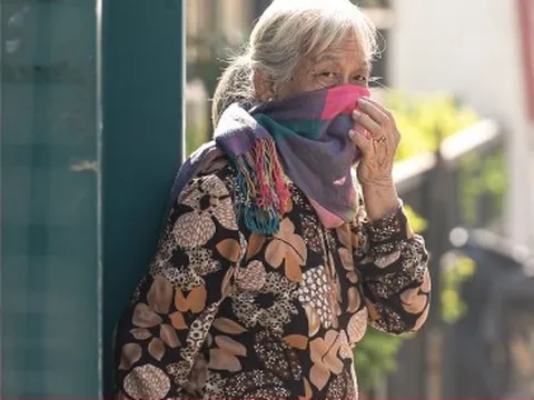 Bầu trời chìm trong bụi mịn, dân Hà Nội cảm thấy ngột ngạt vì ô nhiễm và rét khô