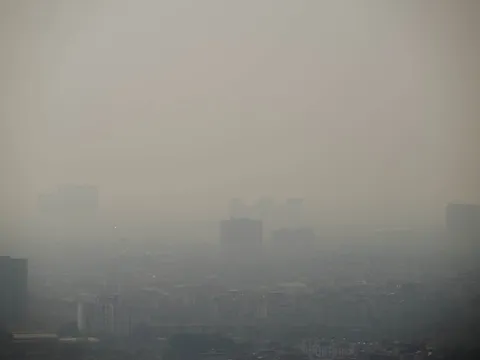 Chùm ảnh, clip: Hà Nội chìm trong bụi mịn dày đặc