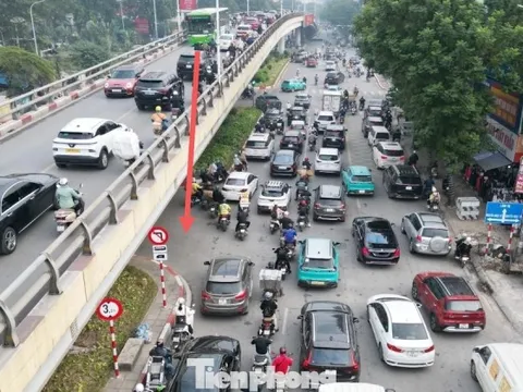 Hà Nội: Một đoạn đường chưa đầy 500 mét 'gánh' hai điểm nóng ùn tắc