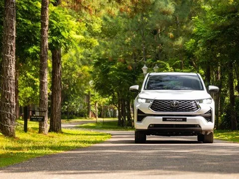 Toyota Innova Cross 2025 có thêm lựa chọn, rẻ hơn bản xăng đang bán 100 triệu đồng