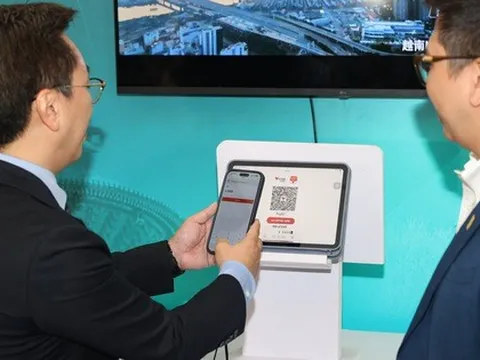 Du khách Trung Quốc uống cà phê Highland, đi siêu thị có thể quét mã QR tại Việt Nam