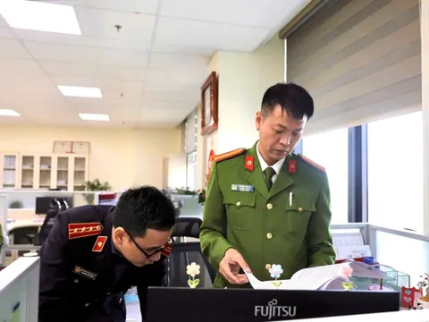 Khám xét phòng làm việc của cán bộ thuế Nguyễn Thị Phương