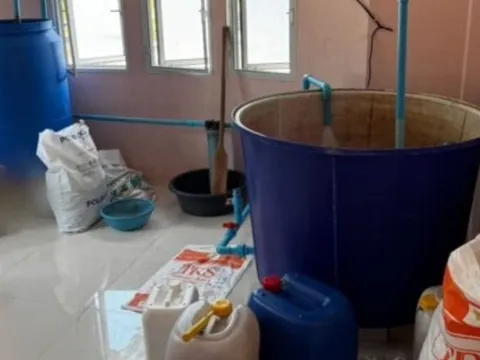 Một trung tướng người Thái Lan chỉ huy cuộc đột kích, tóm gọn đường dây sản xuất nước tương, cà phê giả quy mô lớn, tịch thu hơn 240.000 sản phẩm và loạt chai lọ, máy trộn