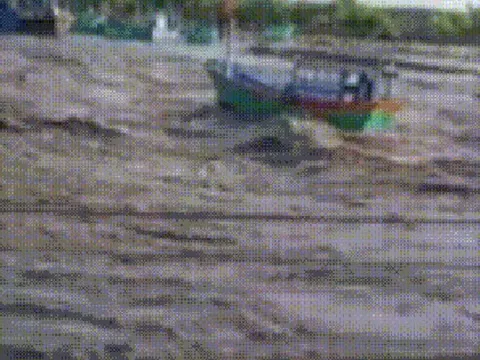 CLIP: Khoảnh khắc kinh hoàng nước lũ cuốn trôi tàu thuyền của ngư dân ở Lâm Đồng