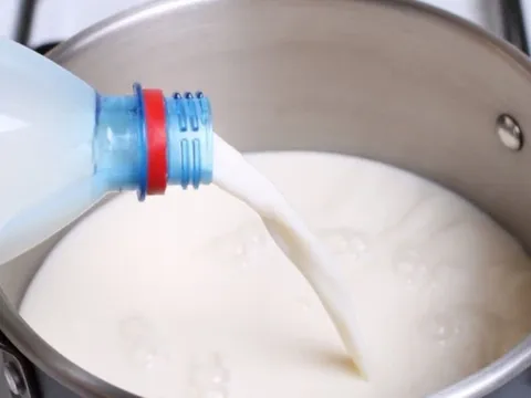 Nhận tin mật rồi đột kích một ngôi nhà, công an triệt phá đường dây sản xuất sữa giả từ hóa chất tại Ấn Độ, tịch thu hơn 200 lít dung dịch chuẩn bị đưa ra thị trường