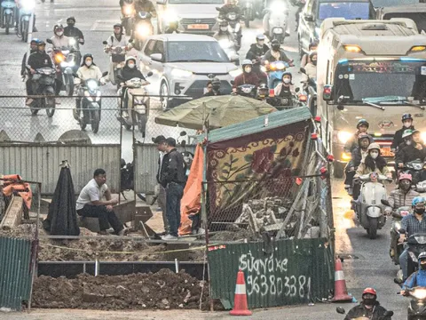 Lô cốt dày đặc giữa phố, người Hà Nội chật vật di chuyển trong làn đường hẹp