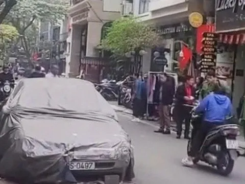 Cẩu, kéo ô tô phủ bạt "nằm lì" 4 năm trên phố Bát Sứ