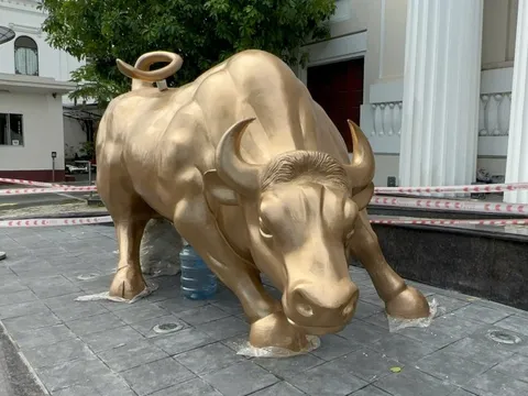 Sở Giao dịch Chứng khoán TPHCM thay biểu tượng "bò tót tấn công" sau 25 năm?