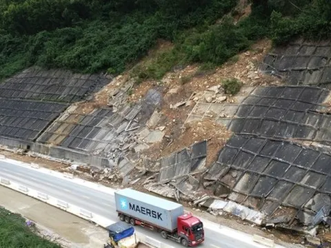 Sau sạt lở nghiêm trọng, tuyến cao tốc La Sơn - Hòa Liên hạn chế phương tiện lưu thông