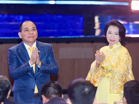 Trước mặt tỷ phú Phạm Nhật Vượng, nữ GS nhiều lần đến VN đề xuất bất ngờ tại Lễ trao giải VinFuture 2025