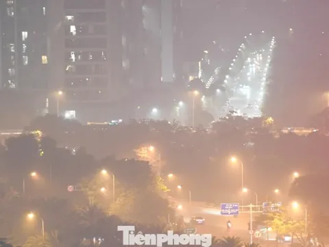 Bầu trời Hà Nội mù mịt, mắt cay xè trong đêm ô nhiễm nhất thế giới