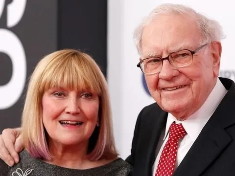 Chuyện khó tin trong gia đình Warren Buffett: Con gái duy nhất hơn 20 tuổi mới biết cha là tỷ phú, từng phải giao đồ ăn, bán báo để kiếm tiền