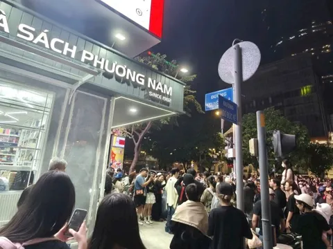 Lần đầu tiên có nhà sách 'không ngủ' trên đất vàng Nguyễn Huệ