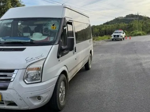 Đá rơi từ xe ben trúng ô tô, 3 du khách Nga thương vong