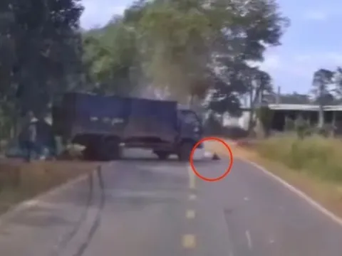 Điều bất thường từ camera vụ xe tải đâm người đi bộ, dừng 3 giây rồi cán qua người nạn nhân