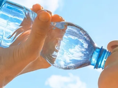 Nước đóng chai không 'tinh khiết' như bạn nghĩ, nước máy sạch hơn rất nhiều - có bằng chứng khoa học hẳn hoi