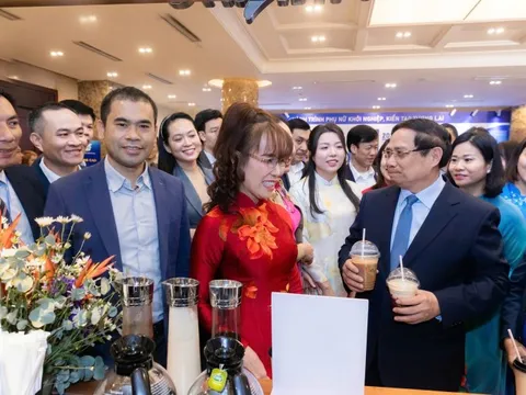 Khoảnh khắc Thủ tướng ghé thăm VikKafe - Câu chuyện truyền cảm hứng về những người phụ nữ ngân hàng số