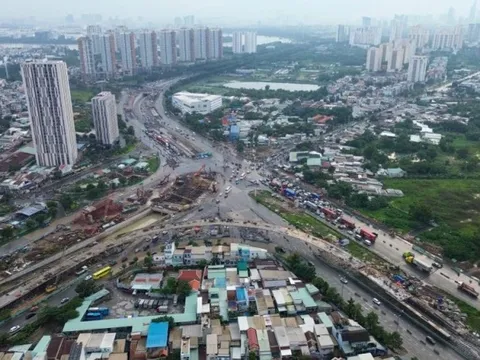 Vì sao cuối năm, TPHCM vẫn dày đặc rào chắn và công trình đào đường?