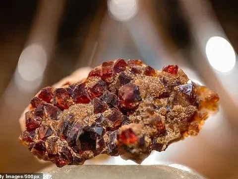 Khoan 106 lỗ xuống sa mạc, một quốc gia tìm thấy thứ quan trọng "tương đương với các mỏ ở Trung Quốc"