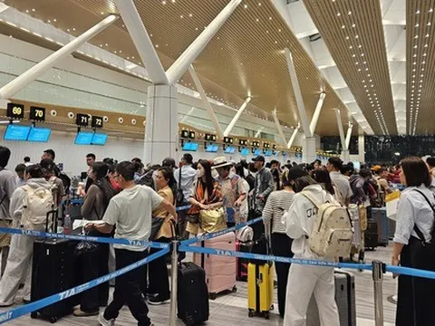 Vé máy bay Tết cạn nhanh, nhiều người chấp nhận bay đêm dù giá cao chót vót