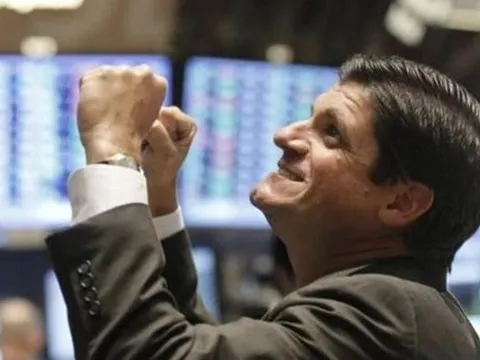 Phiên 15/12: Khối ngoại tung gần 700 tỷ mua ròng trên HOSE, gom mạnh hai cổ phiếu chứng khoán