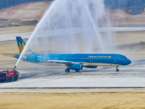 Thời khắc lịch sử: Siêu máy bay vừa 'xông đất' sân bay 16 tỷ USD của Việt Nam