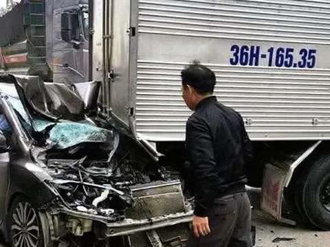 6 ô tô tông liên hoàn trên Quốc lộ 1A, 1 ô tô bẹp dúm