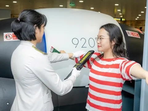 Sân bay Nội Bài có máy soi chiếu hiện đại, có cần tháo giày, thắt lưng khi kiểm tra an ninh?