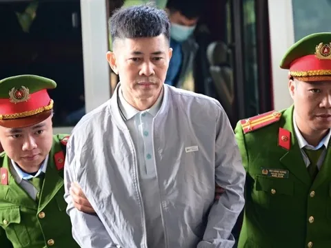 Cảnh sát dẫn giải Chủ tịch Tập đoàn Thuận An cùng đồng phạm đến tòa phúc thẩm