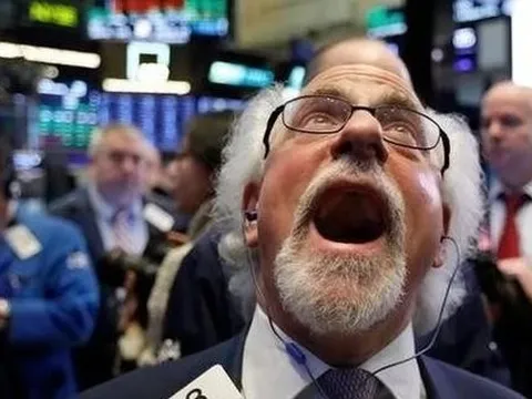 Phiên 18/12: Khối ngoại bán ròng mạnh tay gần 900 tỷ đồng, một cổ phiếu bất động sản bị xả đột biến