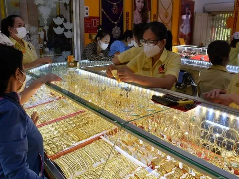 Giá vàng hôm nay 18-12: Tăng rất mạnh khi nhu cầu trú ẩn vốn nóng lên