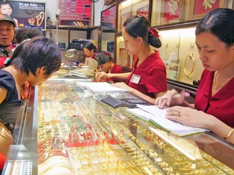 Vàng miếng 'một mình một chợ'