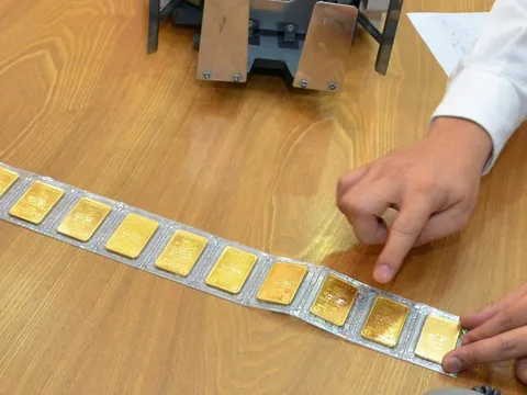 Giá vàng hôm nay 19-12: Tăng vọt rồi bất ngờ lao dốc