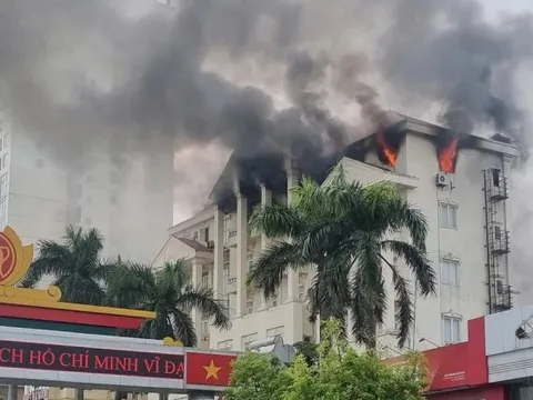 Cháy lớn tại trụ sở bưu điện ở Ninh Bình