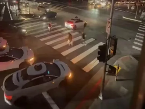 Mất điện hàng loạt, taxi tự lái ở Mỹ dừng giữa đường, nhốt khách bên trong không cho ra